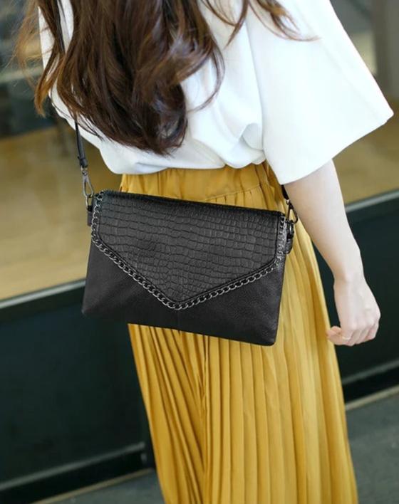 ChainLink Crossbody Bag - Durable Material, Chic Design for Everyday Use