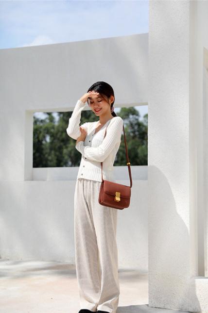 Lizard-Textured Leather Crossbody Bag for Everyday Use - Stylish and Versatile