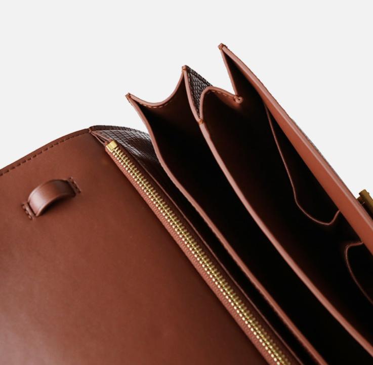 Lizard-Textured Leather Crossbody Bag for Everyday Use - Stylish and Versatile