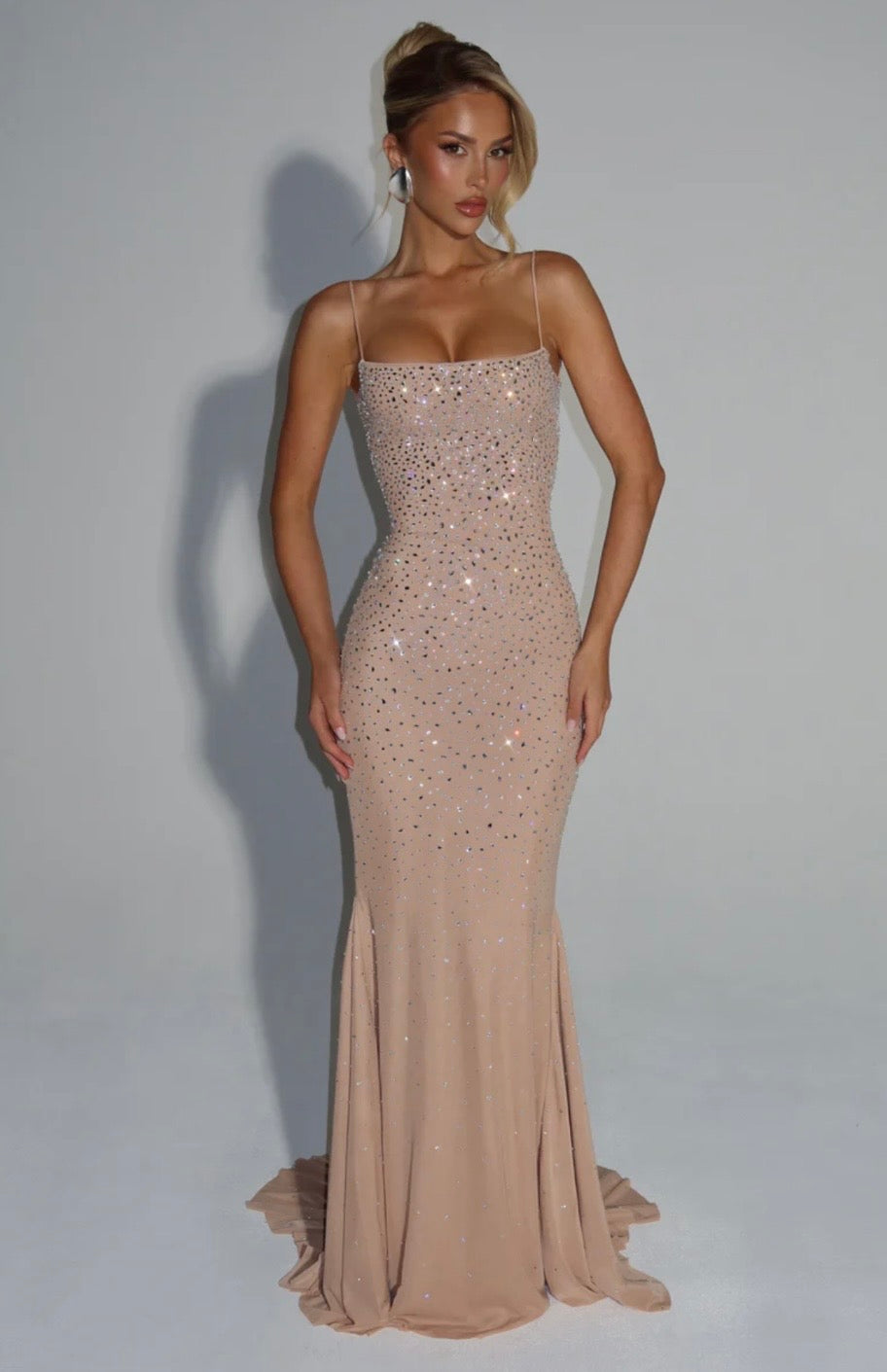 Sculpted Maxi Dress in Shimmering Fabric for Elegant Evening Wear