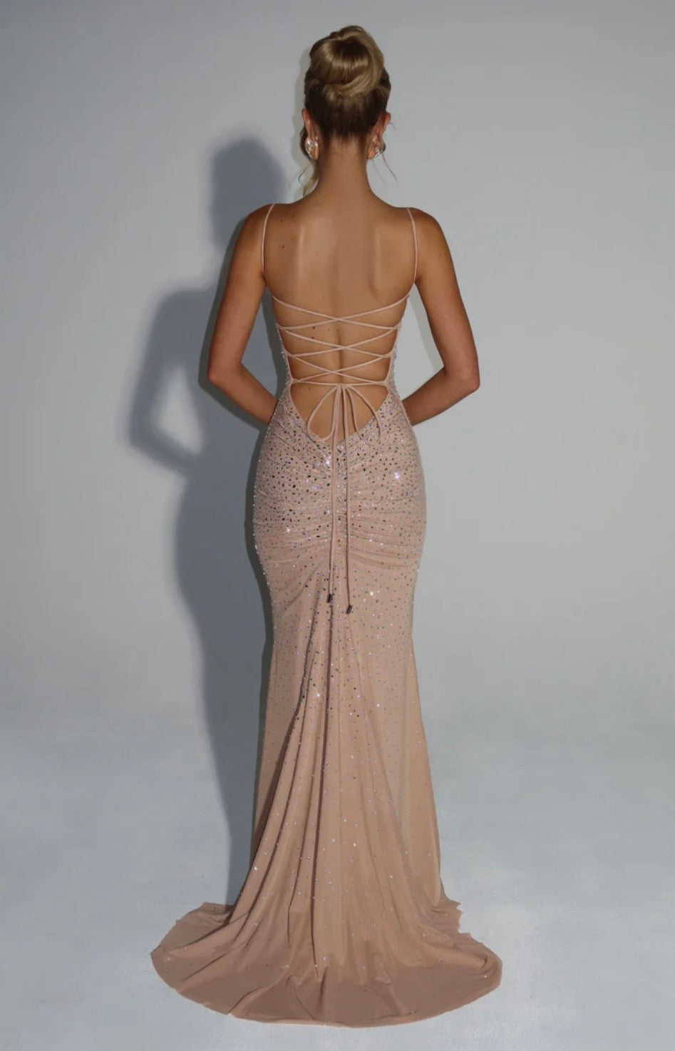 Sculpted Maxi Dress in Shimmering Fabric for Elegant Evening Wear