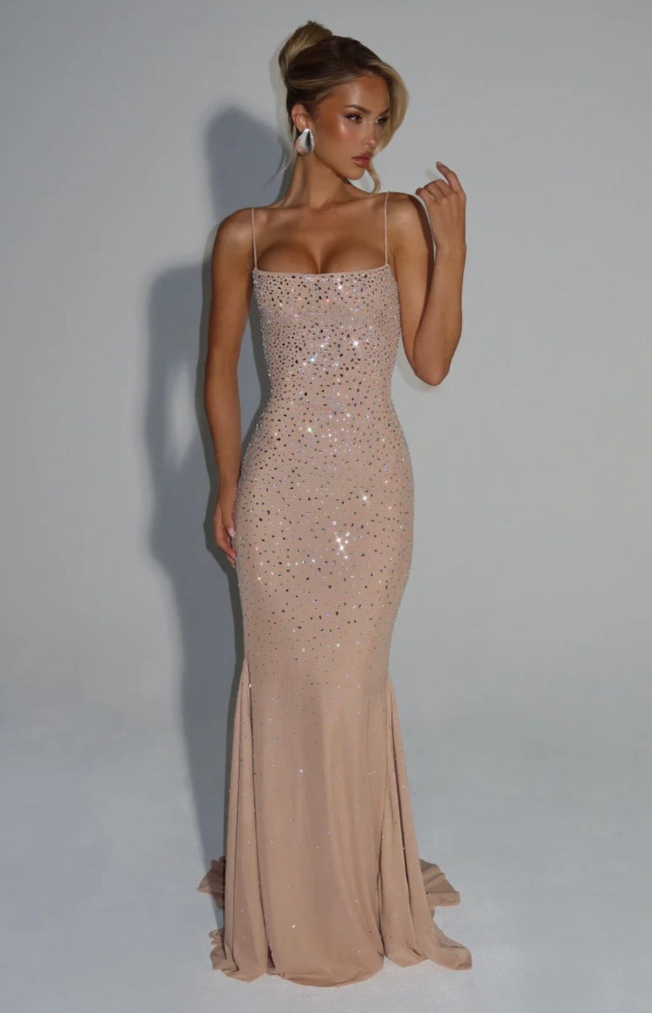 Sculpted Maxi Dress in Shimmering Fabric for Elegant Evening Wear