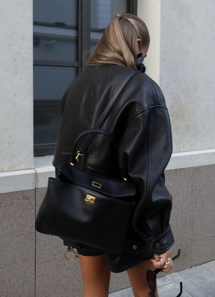 Chic Crossbody Bag with Adjustable Strap - Stylish Everyday Handbag