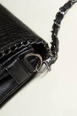 ChainLink Crossbody Bag - Durable Material, Chic Design for Everyday Use