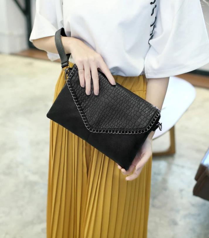ChainLink Crossbody Bag - Durable Material, Chic Design for Everyday Use