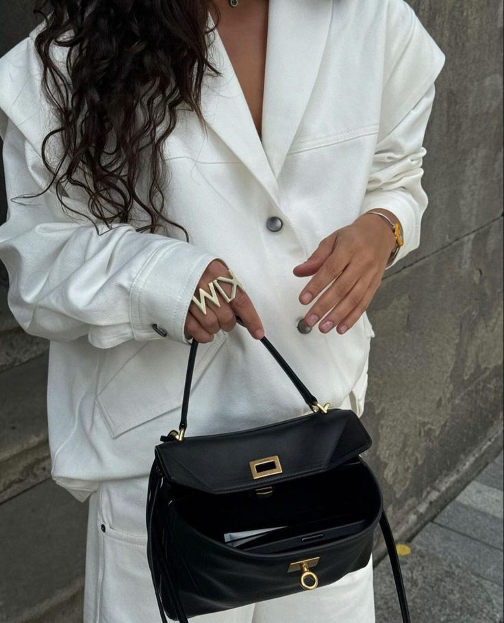 Chic Crossbody Bag with Adjustable Strap - Stylish Everyday Handbag
